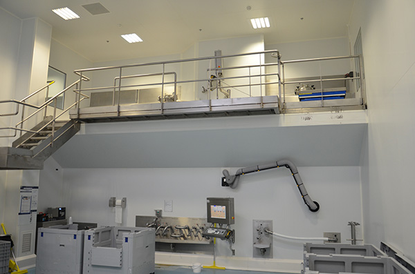 Photo de l'atelier de fabrication de produits cosmétiques en process confiné.