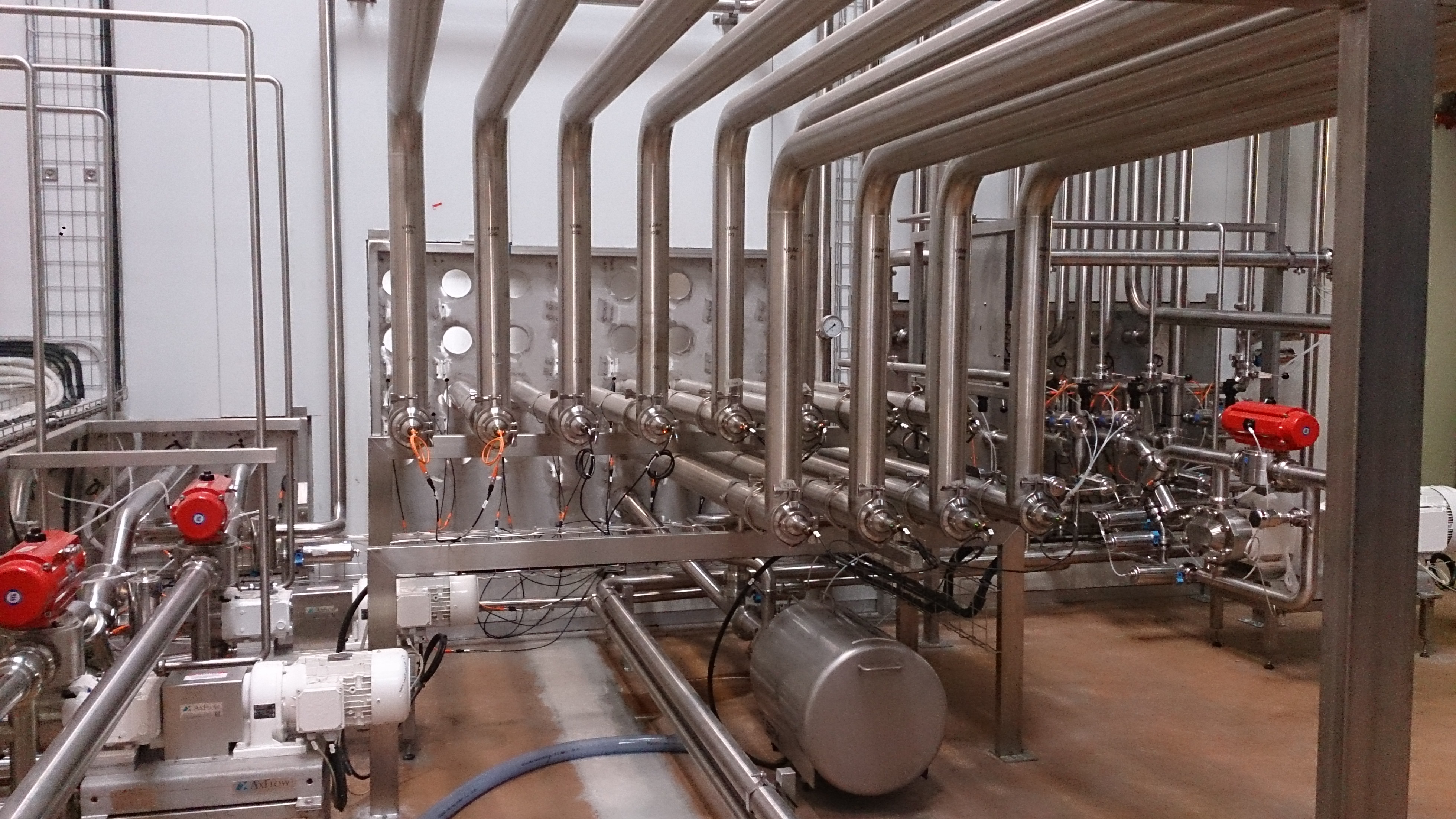 Photo sur les départs des lignes vers les conditionneuses, pompes et pousse à l'obus (pigging).