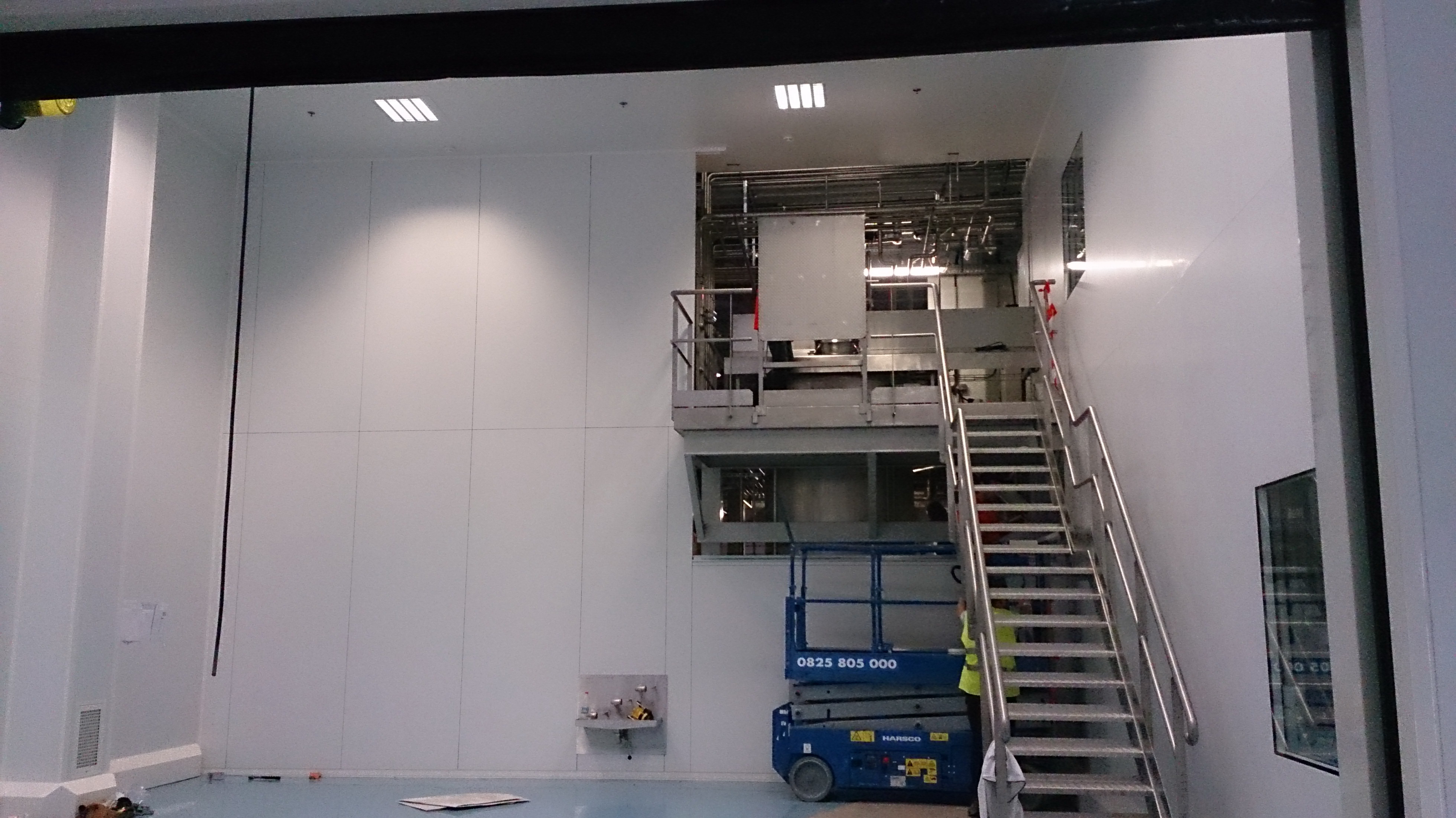 Photo de l'atelier en cours de montage.